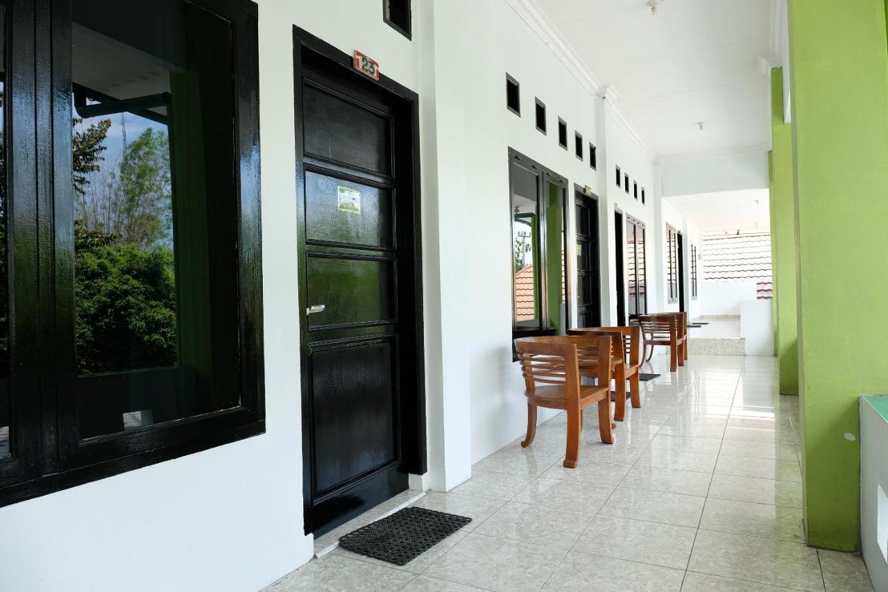 Oyo 2186 Esbe Hotel Syariah Танджунгпандан Экстерьер фото